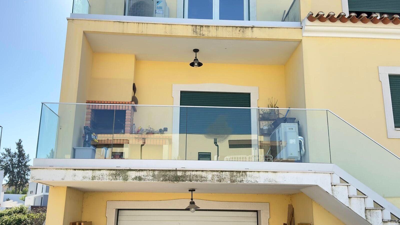 Guarda em vidro numa varanda exterior